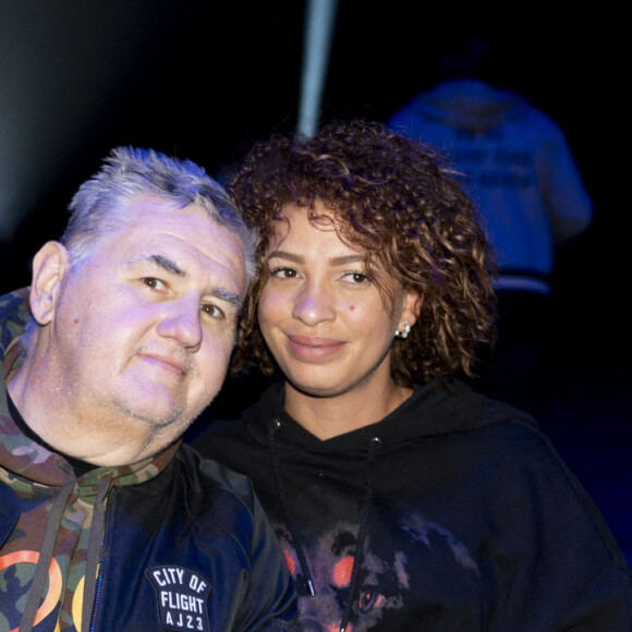 Pierre Ménès et sa femme Mélissa Acosta - People lors de la soirée de boxe à Paris La Défense Arena le 25 septembre 2020. © JB Autissier / Panoramic / Bestimage