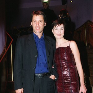 Elsa Zylberstein et Antoine de Canes à l'avant-première du film "Je veux tout" à Paris en 1999.