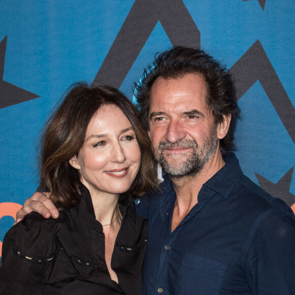 Elsa Zylberstein, Stéphane de Groodt au photocall du film "Tout Nous Sourit" lors du 23ème festival international du film de comédie de l'Alpe d'Huez, le 18 janvier 2020. © Cyril Moreau/Bestimage