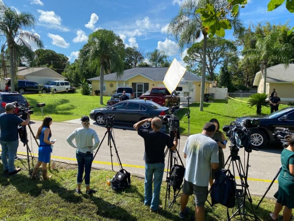 Des agents du FBI envahissent la maison de Brian Laundrie après la découverte des restes de sa compagne Gabby Petito, à North Port, Floride, Etats-Unis, le 20 septembre 2021.
