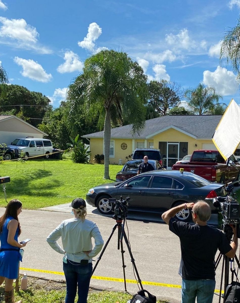 Des agents du FBI envahissent la maison de Brian Laundrie après la découverte des restes de sa compagne Gabby Petito, à North Port, Floride, Etats-Unis, le 20 septembre 2021.