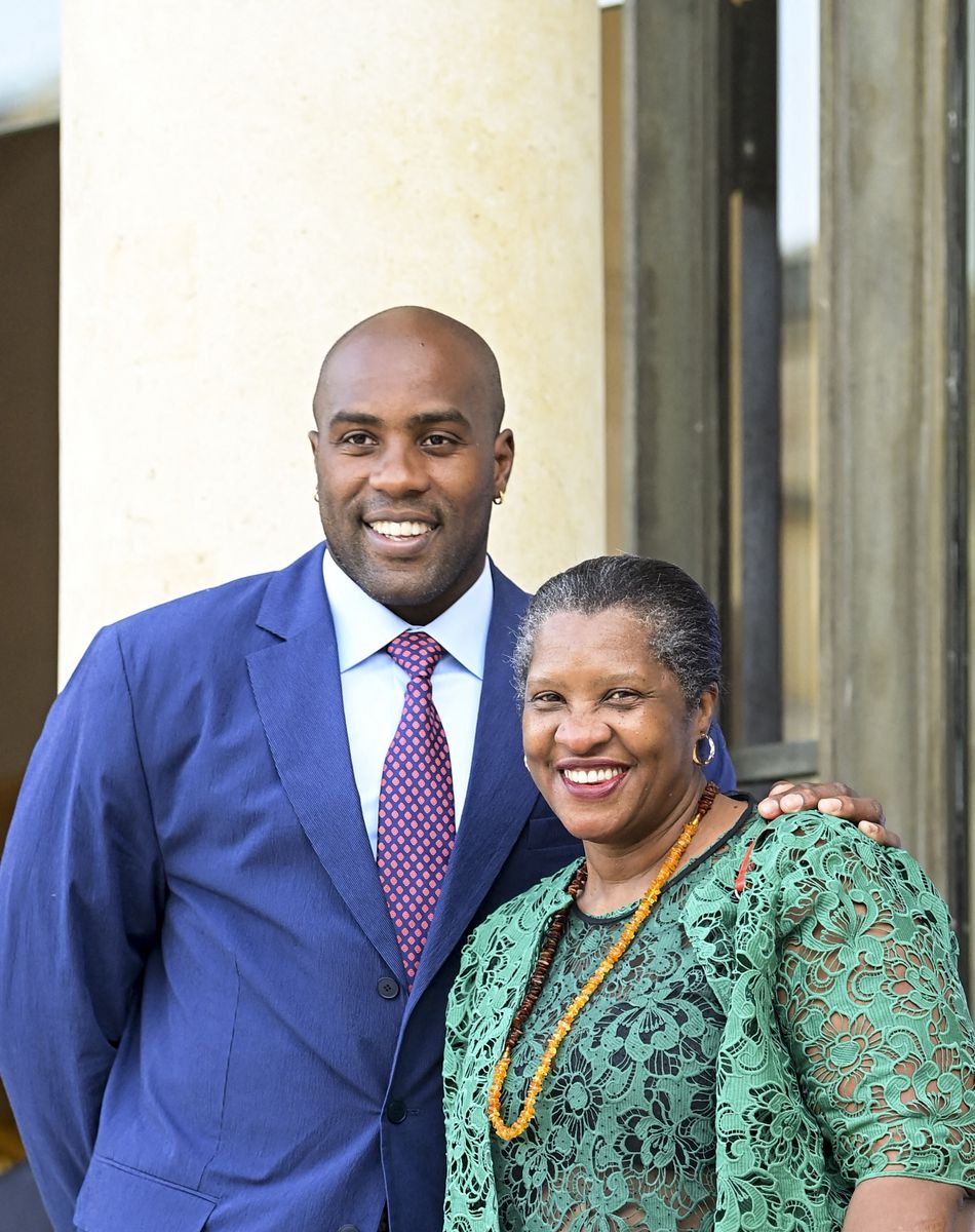 Teddy Riner et sa mere - Cérémonie des médaillés olympiques et paralympiques des Jeux de Tokyo au Palais de l'Elysée à Paris le 13 septembre 2021. © JB Autissier/Panoramic/Bestimage