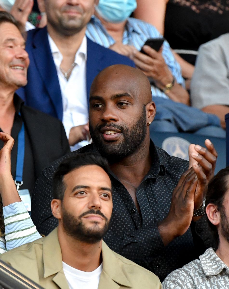 Teddy Riner et sa compagne Luthna Plocus - People dans les tribunes - Match de football en ligue 1 Uber Eats : Le PSG (Paris Saint-Germain) remporte la victoire 4-2 contre Strasbourg au Parc des Princes le 14 août 2021. Pas de jauge pour ce match, le Parc des Princes est rempli au maximum de sa capacité, une première depuis 18 mois. © Lionel Urman / Panoramic / Bestimage