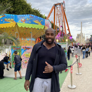 Teddy Riner est venu saluer les forains et déambuler dans les allées de la mythique fête foraine des Tuileries à Paris, France, le 6 août 2021.