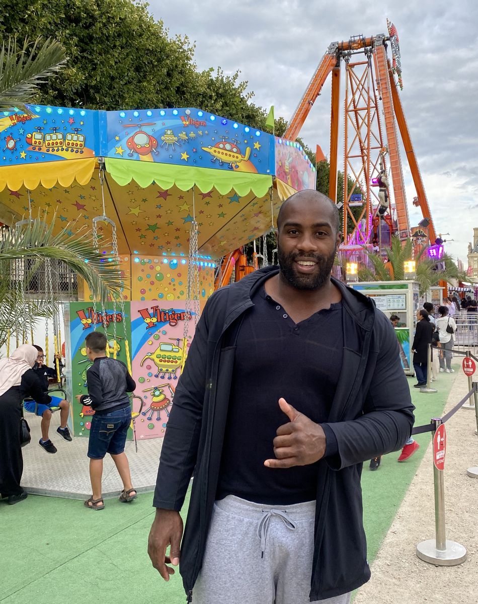 Teddy Riner est venu saluer les forains et déambuler dans les allées de la mythique fête foraine des Tuileries à Paris, France, le 6 août 2021.