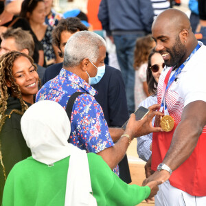 Teddy Riner, sa compagne Luthna Plocus et son père Moise Riner - Teddy Riner et l'équipe de France de Judo médaillée des jeux olympiques de Tokyo célébrés au Trocadéro à Paris, le 2 août 2021. © Veeren/Bestimage