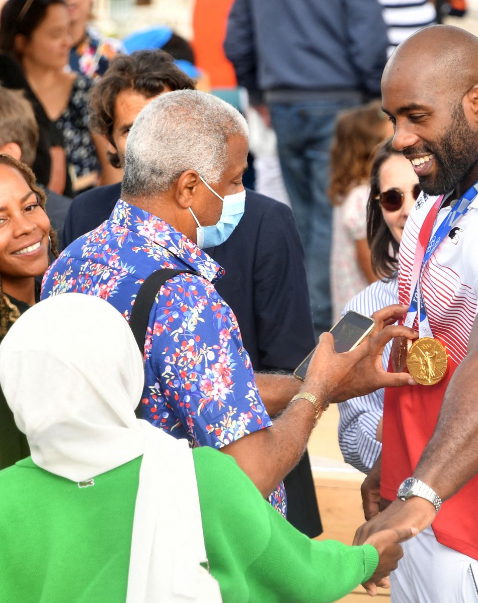 Teddy Riner, sa compagne Luthna Plocus et son père Moise Riner - Teddy Riner et l'équipe de France de Judo médaillée des jeux olympiques de Tokyo célébrés au Trocadéro à Paris, le 2 août 2021. © Veeren/Bestimage