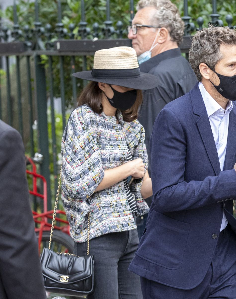 Marion Cotillard et son compagnon Guillaume Canet - Obsèques de Jean-Paul Belmondo en l'église Saint-Germain-des-Prés, à Paris, le 10 septembre 2021. © Cyril Moreau / Bestimage