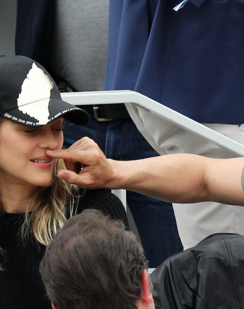Marion Cotillard et Guillaume Canet dans les tribunes de Roland Garros 2019 à Paris, le 9 juin 2019. © Jacovides-Moreau/Bestimage