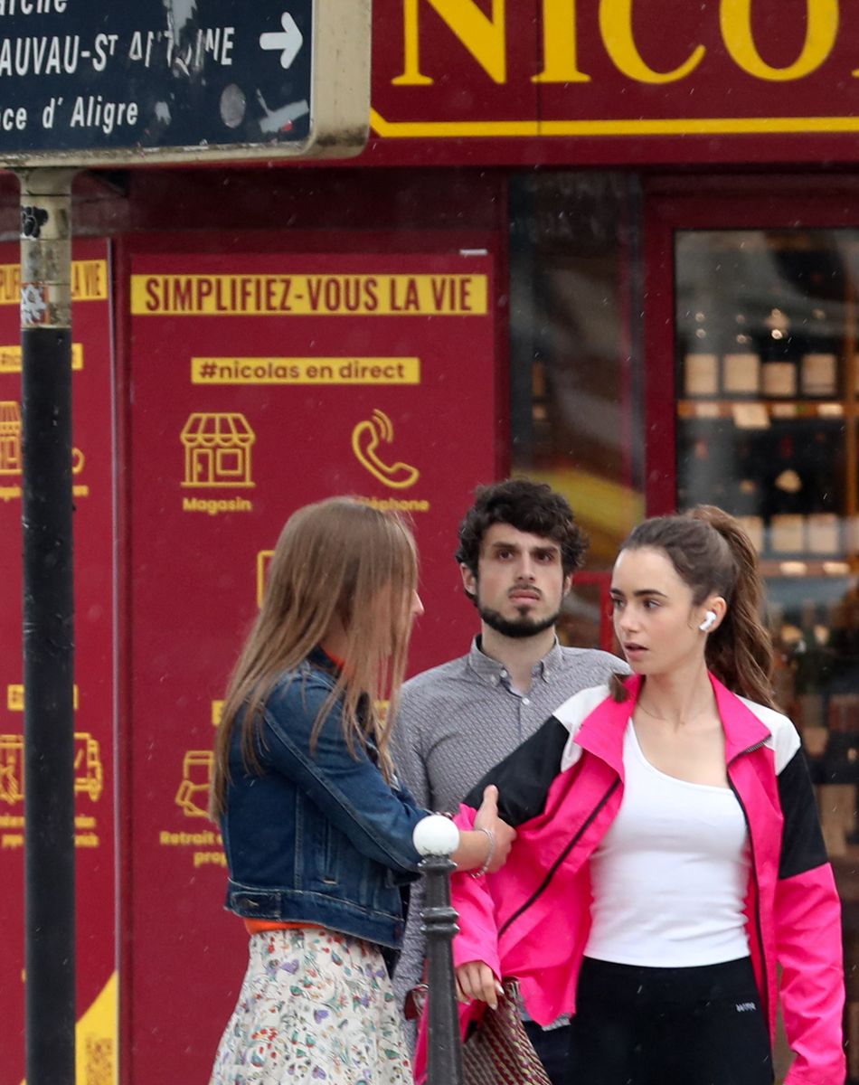 Exclusif - Lily Collins fait un jogging dans les rues déconfinées de Paris, à l'occasion d'une scène du tournage de la saison 2 de la série "Emily in Paris". Le 19 mai 2021