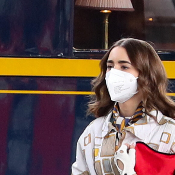 Lily Collins tourne une scène de la série "Emily in Paris" à la Gare de l'Est le 18 mai 2021. 