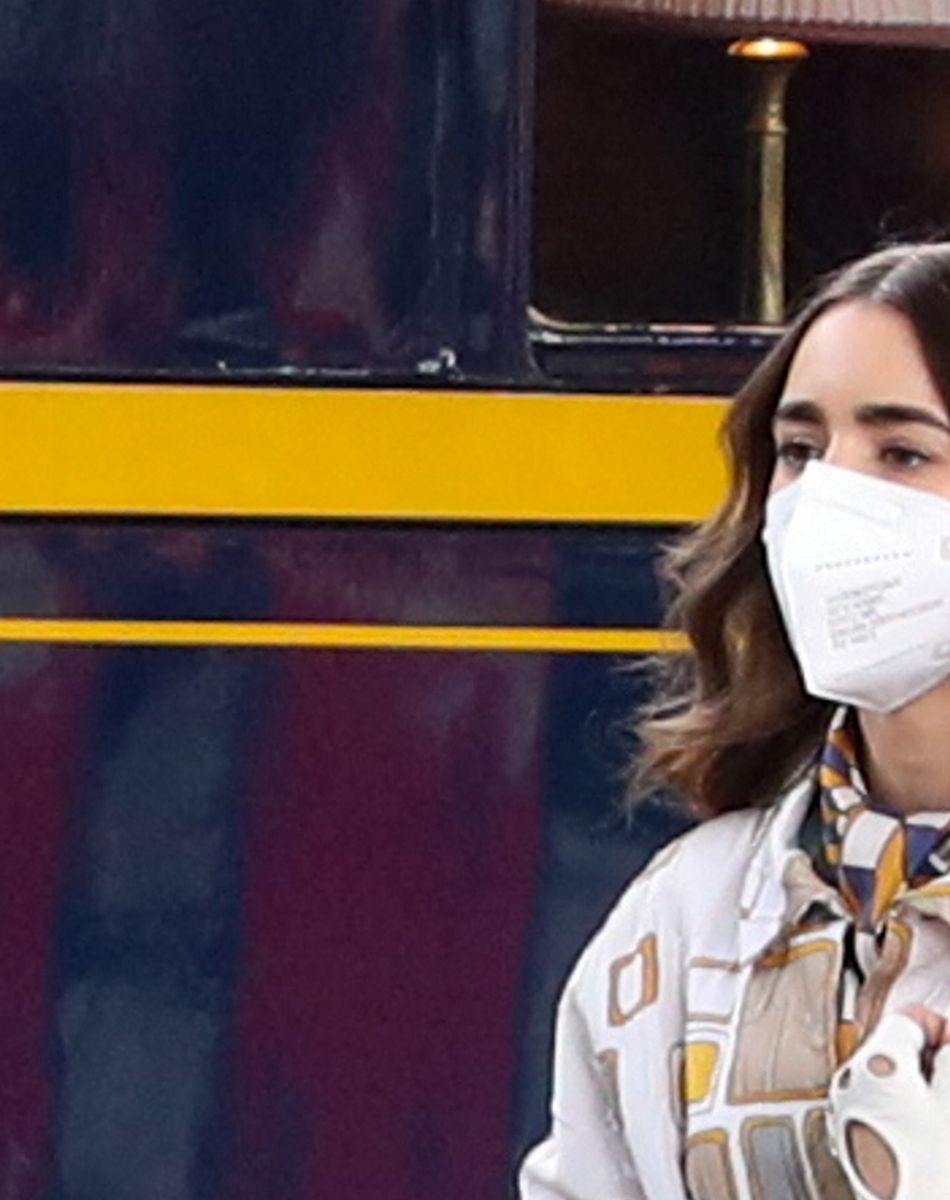 Lily Collins tourne une scène de la série "Emily in Paris" à la Gare de l'Est le 18 mai 2021.