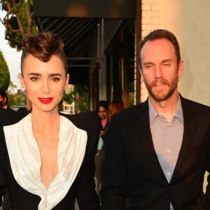 Lily Collins et son mari Charlie McDowell arrivent à l'évènement "Clash" de chez Cartier à West Hollywood, Los Angeles, Californie, Etats-Unis, le 24 août 2021. 