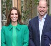 Le prince William, duc de Cambridge, et Kate Middleton, duchesse de Cambridge, entourés d'élèves de l'école Heathlands, lors d'une visite aux jardins botaniques royaux de Kew pour l'événement "Generation Earthshot" à Londres.