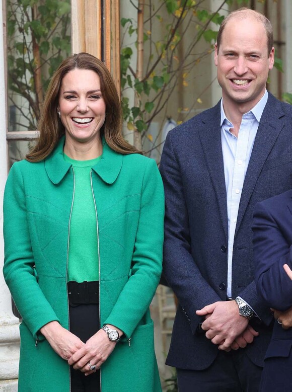 Le prince William, duc de Cambridge, et Kate Middleton, duchesse de Cambridge, entourés d'élèves de l'école Heathlands, lors d'une visite aux jardins botaniques royaux de Kew pour l'événement "Generation Earthshot" à Londres.
