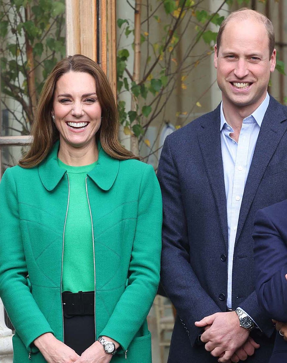 Le prince William, duc de Cambridge, et Kate Middleton, duchesse de Cambridge, entourés d'élèves de l'école Heathlands, lors d'une visite aux jardins botaniques royaux de Kew pour l'événement "Generation Earthshot" à Londres.