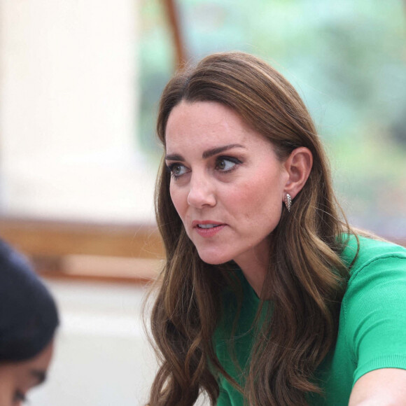 Le prince William, duc de Cambridge, et Kate Middleton, duchesse de Cambridge, entourés d'élèves de l'école Heathlands, lors d'une visite aux jardins botaniques royaux de Kew pour l'événement "Generation Earthshot" à Londres, le 13 octobre 2021.