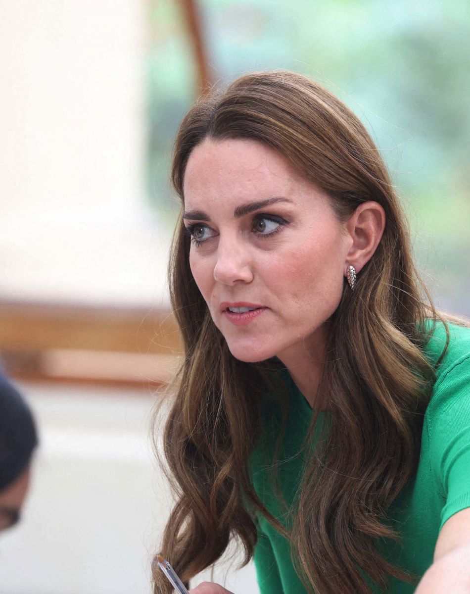 Le prince William, duc de Cambridge, et Kate Middleton, duchesse de Cambridge, entourés d'élèves de l'école Heathlands, lors d'une visite aux jardins botaniques royaux de Kew pour l'événement "Generation Earthshot" à Londres, le 13 octobre 2021.