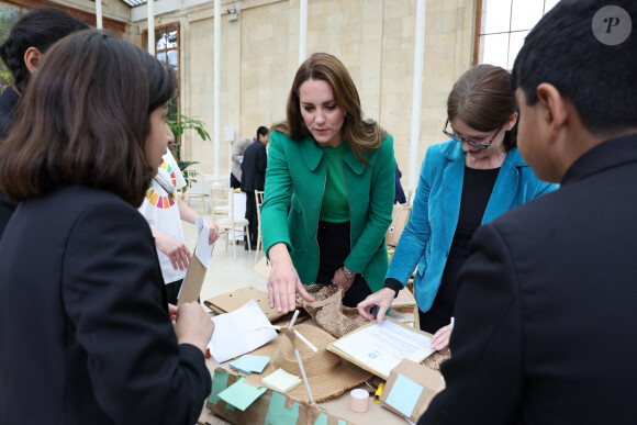 Kate Middleton, duchesse de Cambridge, entourée d'élèves de l'école Heathlands, lors d'une visite aux jardins botaniques royaux de Kew pour l'événement "Generation Earthshot" à Londres, le 13 octobre 2021.