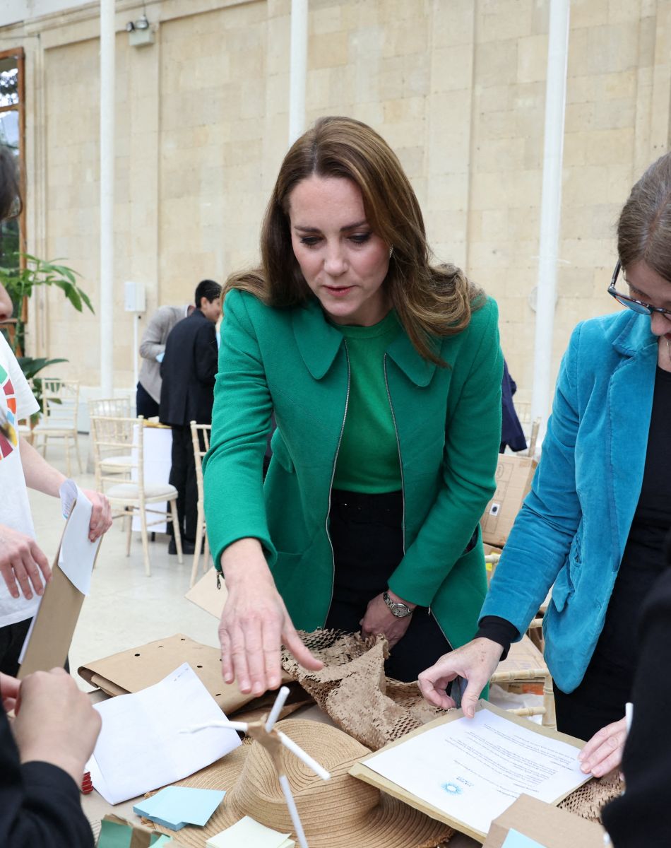 Kate Middleton, duchesse de Cambridge, entourée d'élèves de l'école Heathlands, lors d'une visite aux jardins botaniques royaux de Kew pour l'événement "Generation Earthshot" à Londres, le 13 octobre 2021.