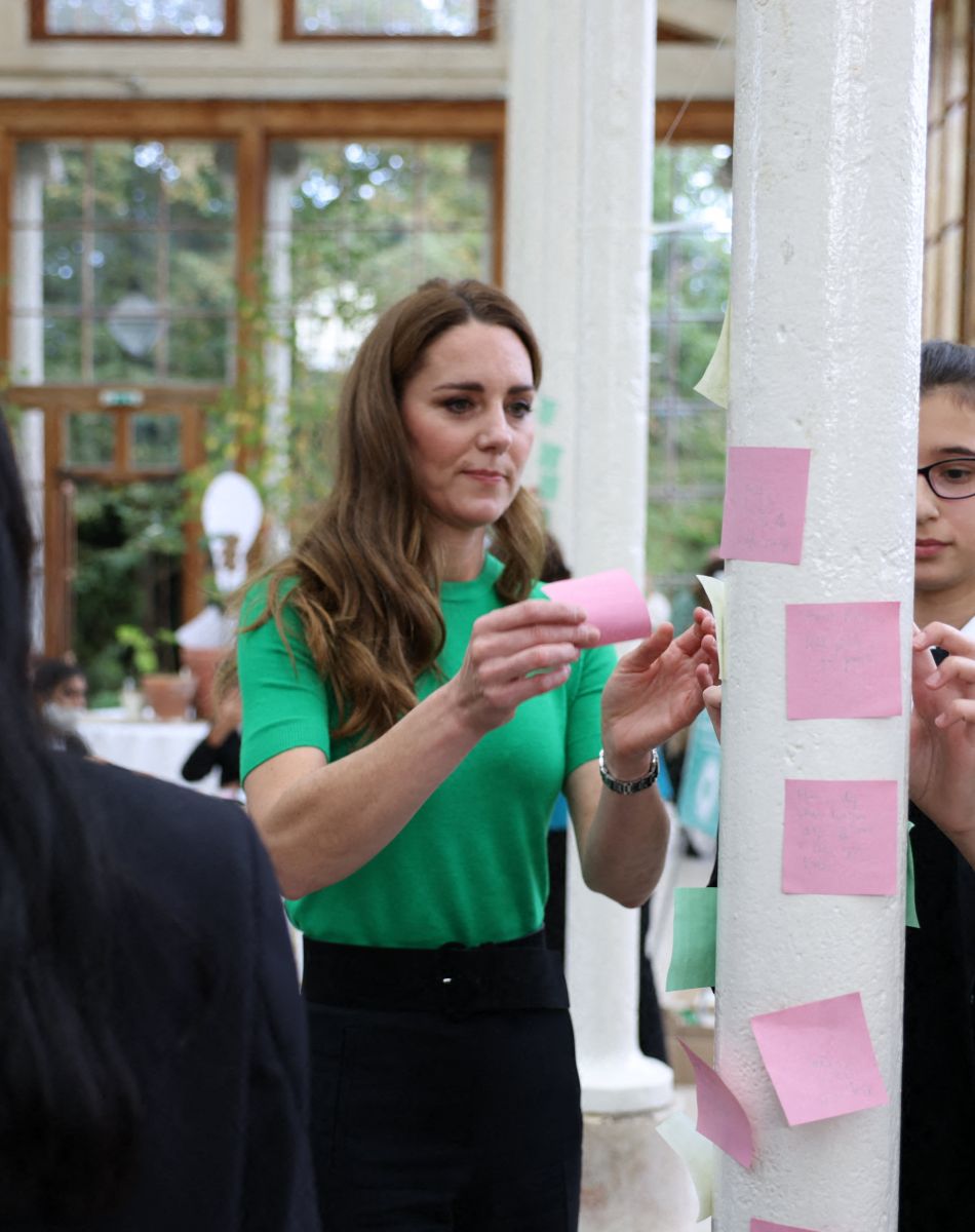Le prince William, duc de Cambridge, et Kate Middleton, duchesse de Cambridge, entourés d'élèves de l'école Heathlands, lors d'une visite aux jardins botaniques royaux de Kew pour l'événement "Generation Earthshot" à Londres, le 13 octobre 2021.