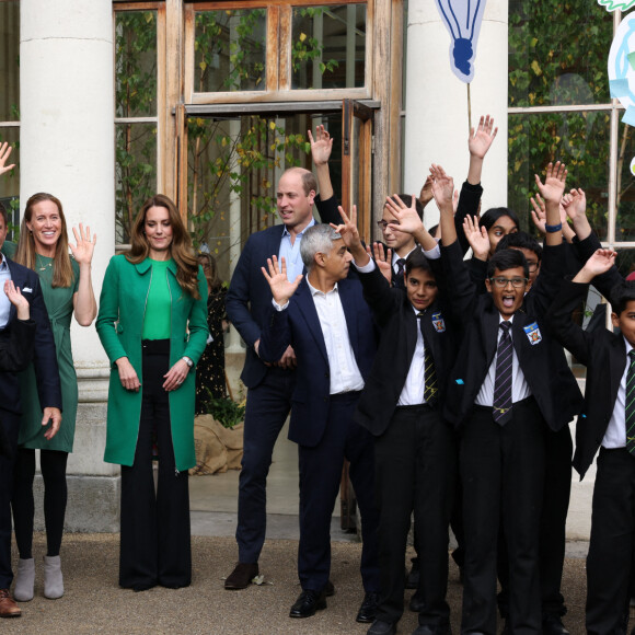 Le prince William, duc de Cambridge, et Kate Middleton, duchesse de Cambridge, entourés d'élèves de l'école Heathlands, lors d'une visite aux jardins botaniques royaux de Kew pour l'événement "Generation Earthshot" à Londres, le 13 octobre 2021.