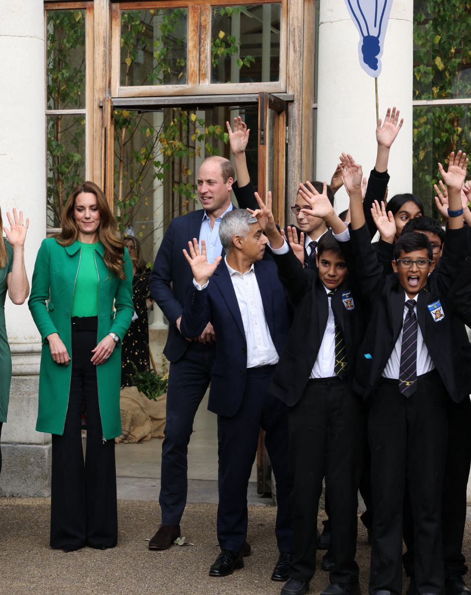 Le prince William, duc de Cambridge, et Kate Middleton, duchesse de Cambridge, entourés d'élèves de l'école Heathlands, lors d'une visite aux jardins botaniques royaux de Kew pour l'événement "Generation Earthshot" à Londres, le 13 octobre 2021.
