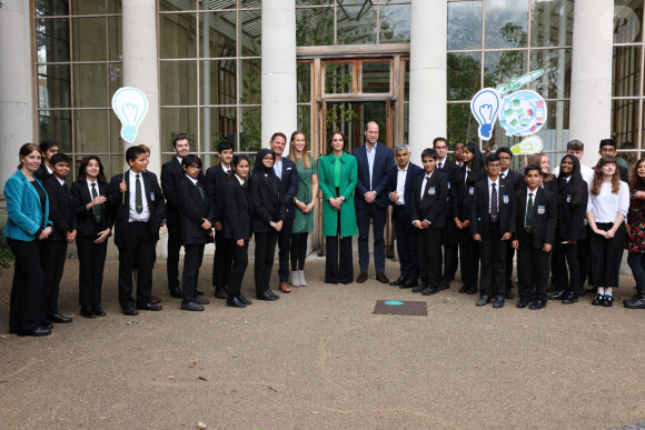 Le prince William, duc de Cambridge, et Kate Middleton, duchesse de Cambridge, entourés d'élèves de l'école Heathlands, lors d'une visite aux jardins botaniques royaux de Kew pour l'événement "Generation Earthshot" à Londres, le 13 octobre 2021.
