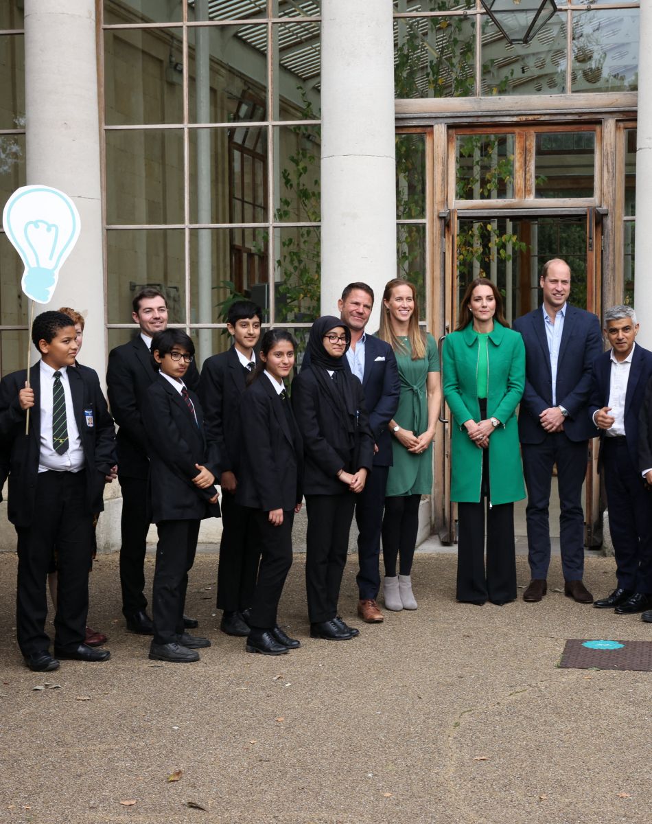 Le prince William, duc de Cambridge, et Kate Middleton, duchesse de Cambridge, entourés d'élèves de l'école Heathlands, lors d'une visite aux jardins botaniques royaux de Kew pour l'événement "Generation Earthshot" à Londres, le 13 octobre 2021.