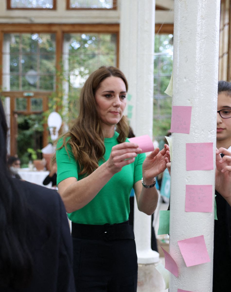 Kate Middleton, duchesse de Cambridge, entourée d'élèves de l'école Heathlands, lors d'une visite aux jardins botaniques royaux de Kew pour l'événement "Generation Earthshot" à Londres, le 13 octobre 2021.