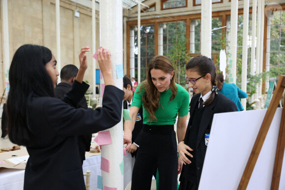Kate Middleton, duchesse de Cambridge, entourée d'élèves de l'école Heathlands, lors d'une visite aux jardins botaniques royaux de Kew pour l'événement "Generation Earthshot" à Londres, le 13 octobre 2021.