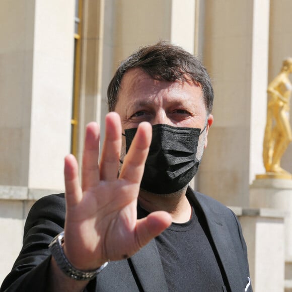 Arthur Essebag - Hommage à Sarah Halimi sur la place du Trocadero à Paris. Le 25 avril 2021.