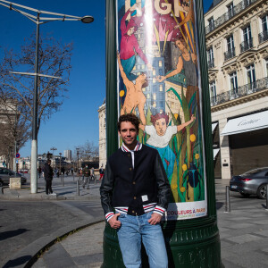 Exclusif - Mika et neuf autres artistes redonnent des couleurs à Paris le 28 février 2021. © Cyril Moreau / Bestimage 