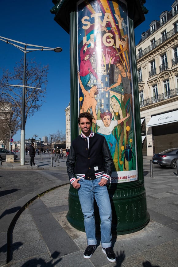 Exclusif - Mika et neuf autres artistes redonnent des couleurs à Paris le 28 février 2021. © Cyril Moreau / Bestimage 