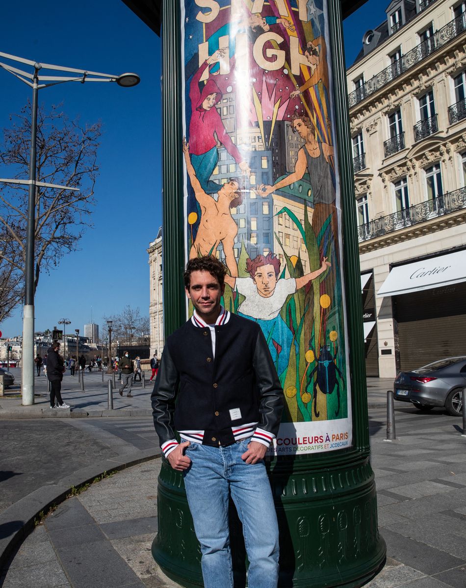 Exclusif - Mika et neuf autres artistes redonnent des couleurs à Paris le 28 février 2021. © Cyril Moreau / Bestimage