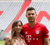 Lucas Hernandez et sa femme Amelia Ossa Llorente lors de la présentation de Lucas Hernandez, nouvelle recrue du Bayern de Munich à Munich, le 8 juillet 2019.