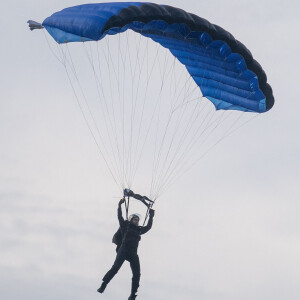 Tom Cruise saute d'un hélicoptère sur le tournage d'une scène du film "Mission Impossible 7" à Keswick au Royaume Uni le 8 septembre 2021.