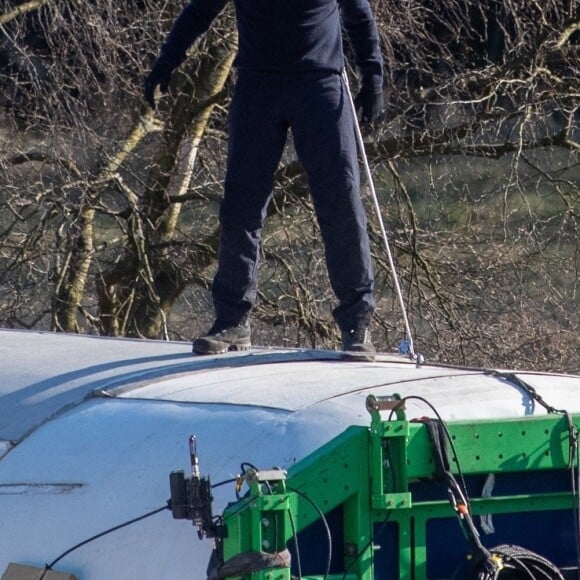 Tom Cruise sur le toit d'un train en mouvement pendant le tournage d'une scène du film "Mission Impossible 7" dans le Yorkshire, Royaume Uni, le 22 avril 2021.