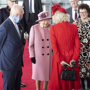 La reine Elisabeth II d'Angleterre, le prince Charles, prince de Galles, et Camilla Parker Bowles, duchesse de Cornouailles, assistent à la cérémonie d'ouverture de la sixième session du Senedd à Cardiff, Royaume Uni, 14 octobre 2021. 