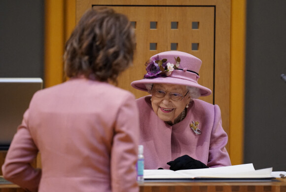 La reine Elisabeth II d'Angleterre assiste à la cérémonie d'ouverture de la sixième session du Senedd à Cardiff, Royaume Uni, 14 octobre 2021. 