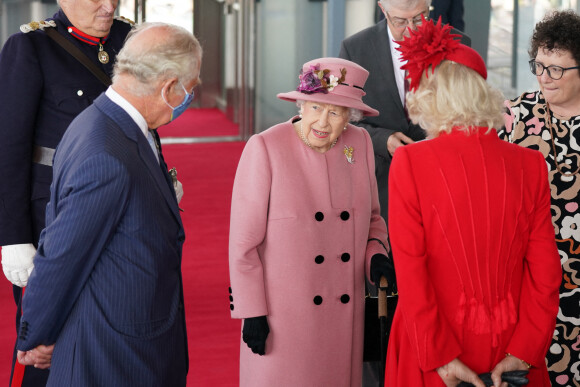 La reine Elisabeth II d'Angleterre, le prince Charles, prince de Galles, et Camilla Parker Bowles, duchesse de Cornouailles, assistent à la cérémonie d'ouverture de la sixième session du Senedd à Cardiff, Royaume Uni, 14 octobre 2021. 