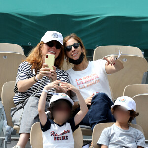 Léa Salamé et son beau-fils Alexandre dans les tribunes lors des internationaux de France de Tennis de Roland-Garros 2021 à Paris, le 6 juin 2021. © Dominique Jacovides/Bestimage