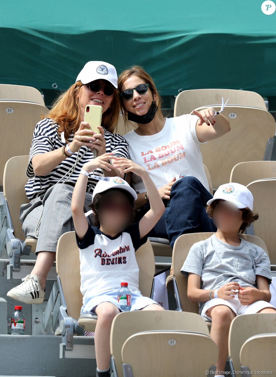 Léa Salamé et son beaufils Alexandre dans les tribunes lors des internationaux de France de