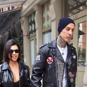 Kourtney Kardashian et son compagnon Travis Barker se promènent avant de rejoindre les studios de l'émission "Saturday Night Live" à New York, le 16 octobre 2021.