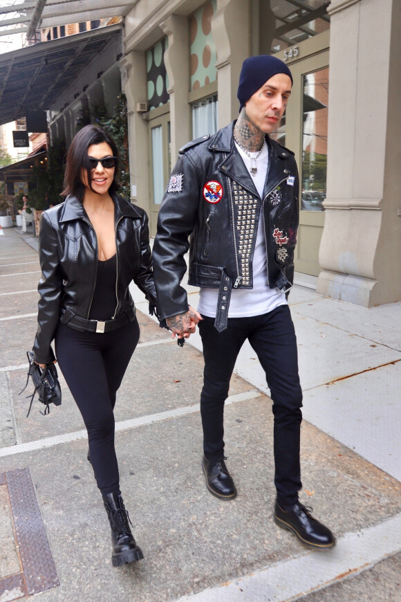 Kourtney Kardashian et son compagnon Travis Barker se promènent avant de rejoindre les studios de l'émission "Saturday Night Live" à New York, le 16 octobre 2021.