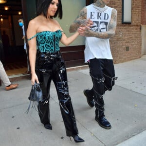 Kourtney Kardashian et son compagnon Travis Barker quittent leur hôtel pour aller déjeuner à New York, le 16 octobre 2021 avant l'émission "Saturday Night Live".
