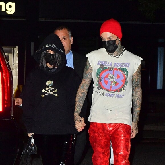 Kourtney Kardashian et son compagnon Travis Barker quittent les studios de l'émission "Saturday Night Live" à New York, le 16 octobre 2021.