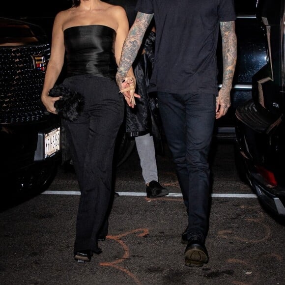Kourtney Kardashian et son compagnon Travis Barker quittent le "Greenwitch Hotel" pour se rendre au Polo Bar puis voir la pièce "Hadestown" à Broadway. New York. Le 15 octobre 2021.