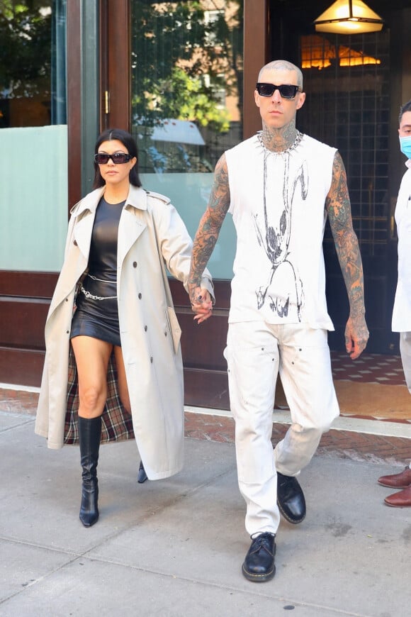Kourtney Kardashian et son compagnon Travis Barker à la sortie de leur hôtel à New York City, New York, Etats-Unis, le 15 octobre 2021.