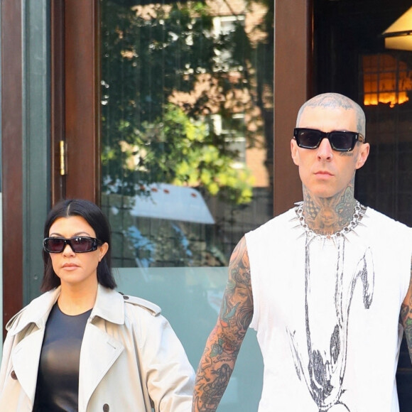 Kourtney Kardashian et son compagnon Travis Barker à la sortie de leur hôtel à New York City, New York, Etats-Unis, le 15 octobre 2021.